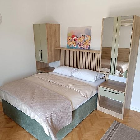 Diana Rooms And Apartments Starigrad Paklenica Exteriör bild