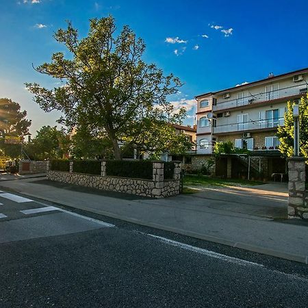 Diana Rooms And Apartments Starigrad Paklenica Exteriör bild