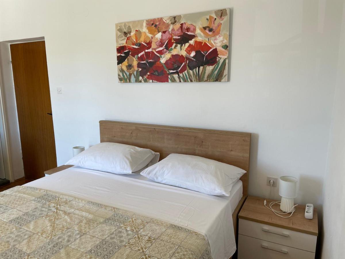 Diana Rooms And Apartments Starigrad Paklenica Exteriör bild