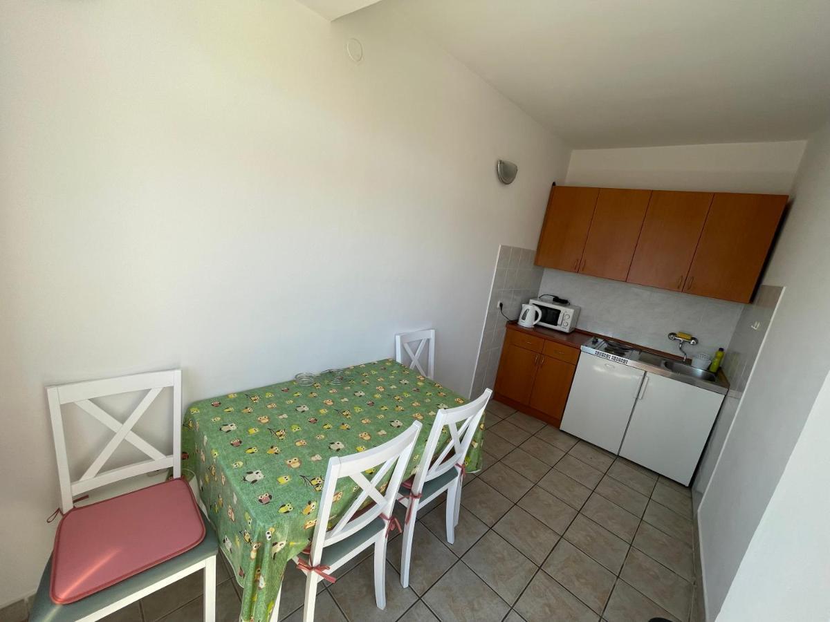 Diana Rooms And Apartments Starigrad Paklenica Exteriör bild