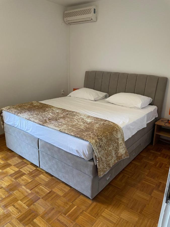 Diana Rooms And Apartments Starigrad Paklenica Exteriör bild