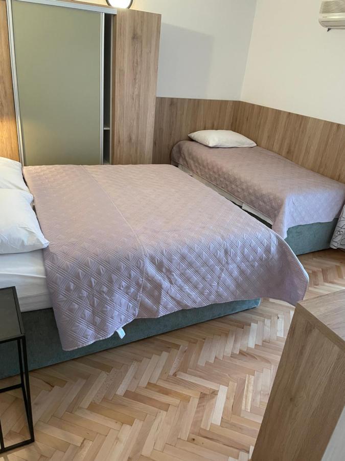 Diana Rooms And Apartments Starigrad Paklenica Exteriör bild