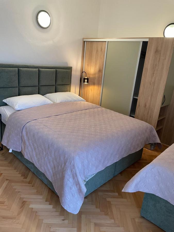 Diana Rooms And Apartments Starigrad Paklenica Exteriör bild
