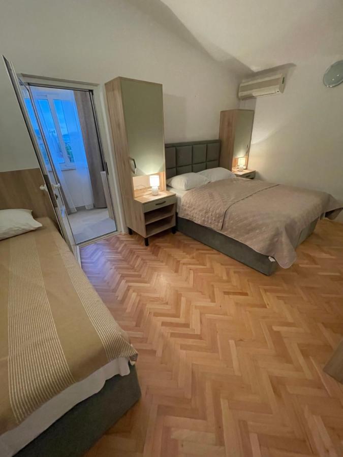 Diana Rooms And Apartments Starigrad Paklenica Exteriör bild