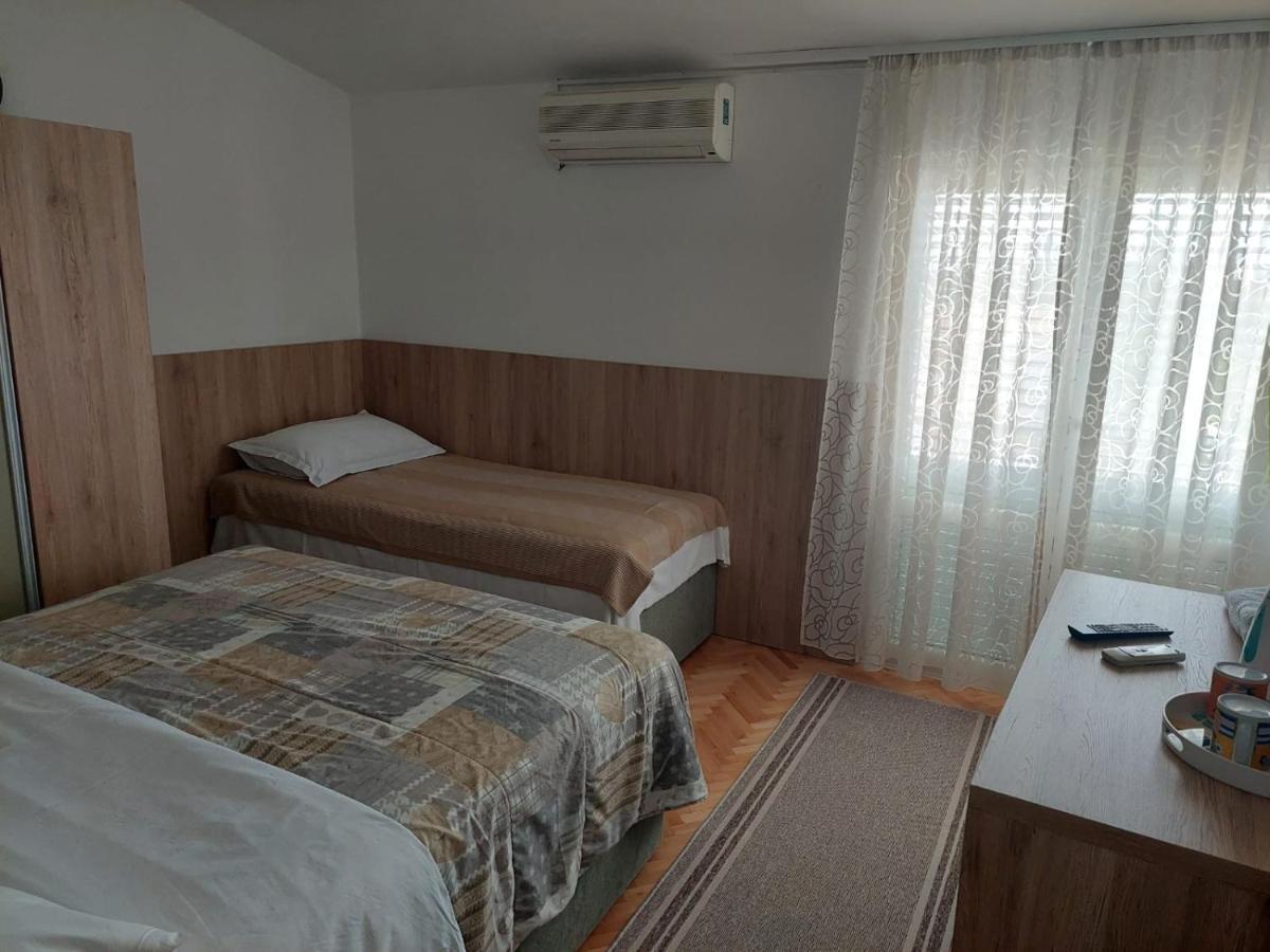 Diana Rooms And Apartments Starigrad Paklenica Exteriör bild