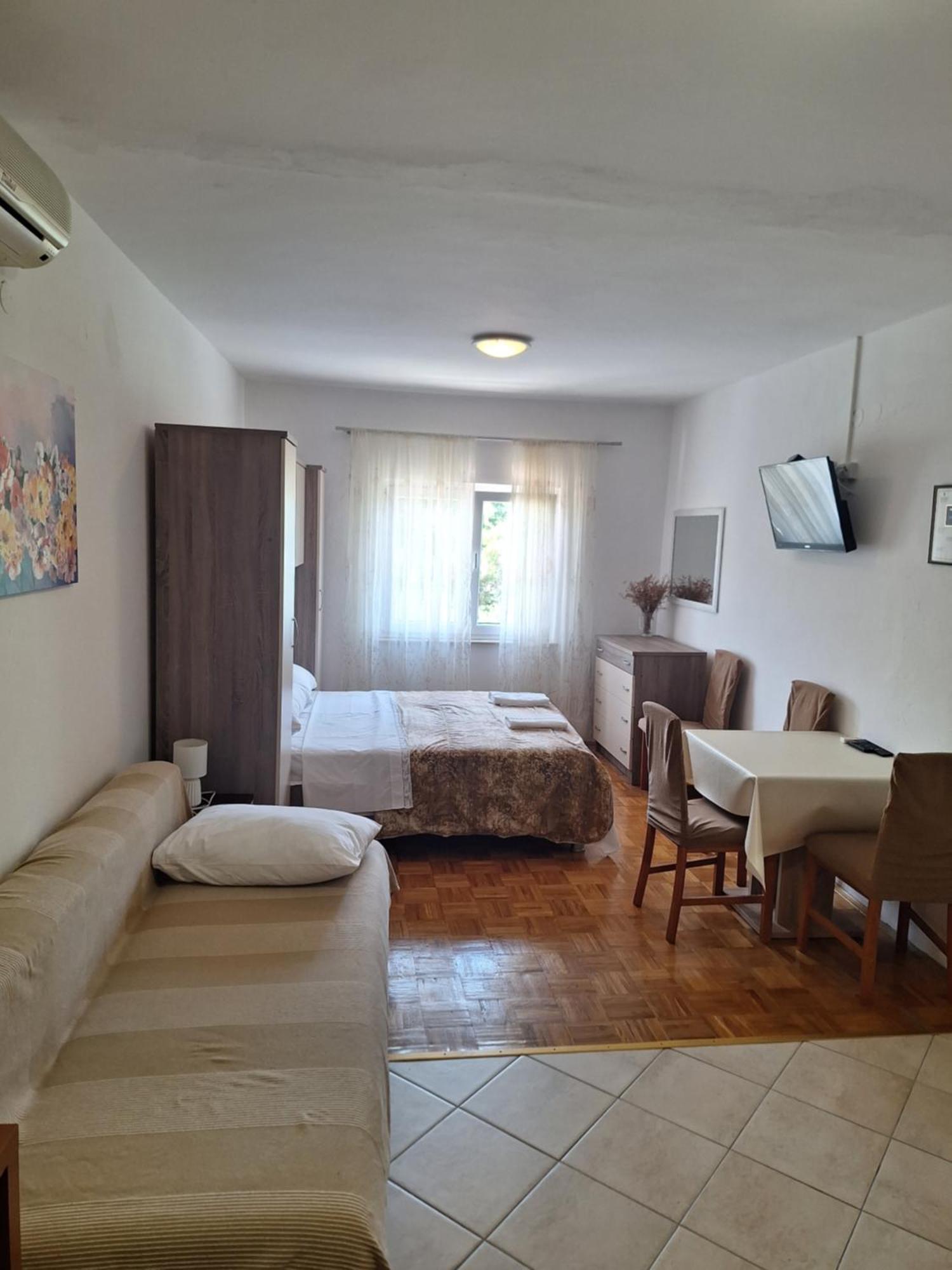 Diana Rooms And Apartments Starigrad Paklenica Exteriör bild