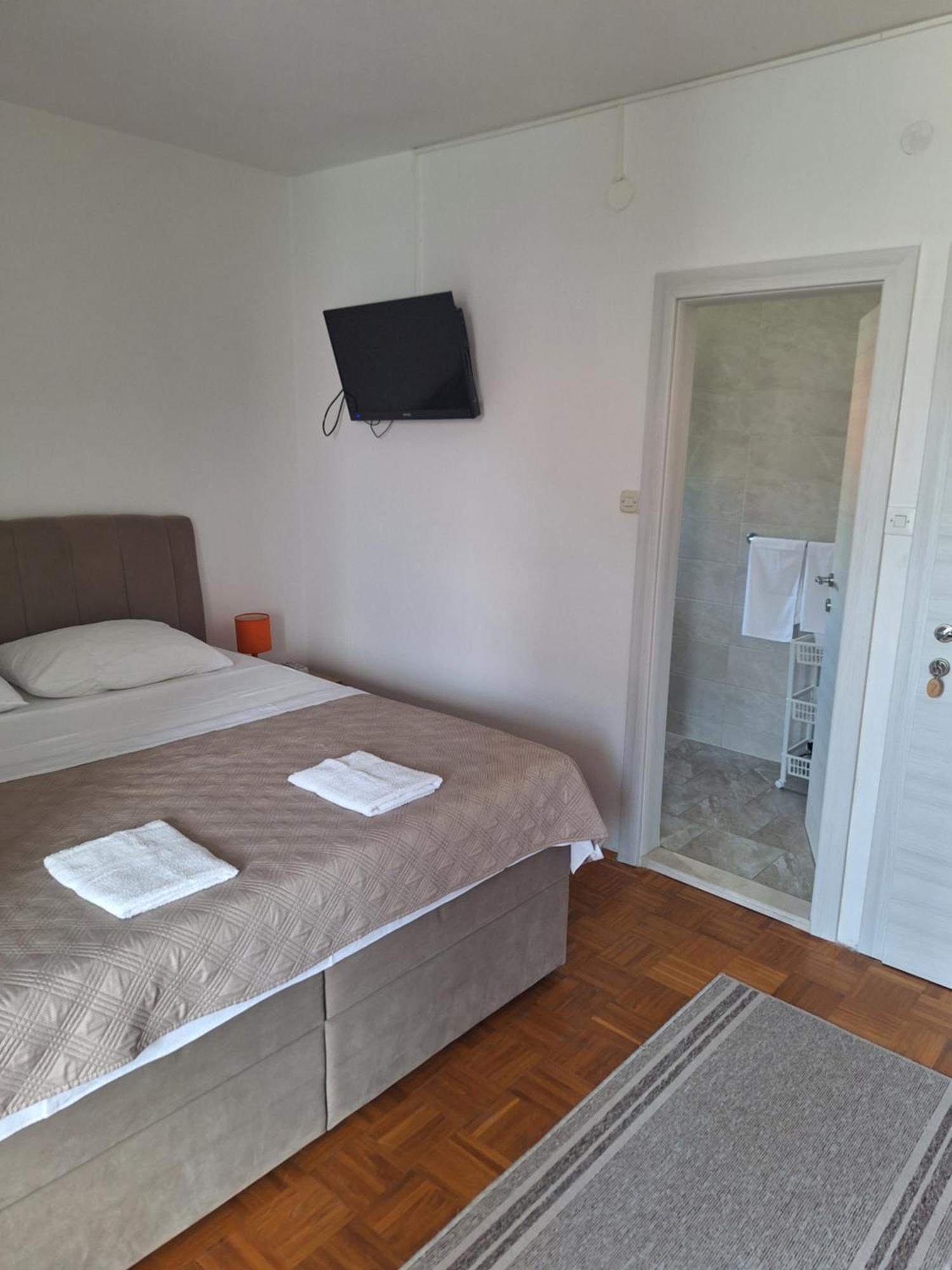 Diana Rooms And Apartments Starigrad Paklenica Exteriör bild
