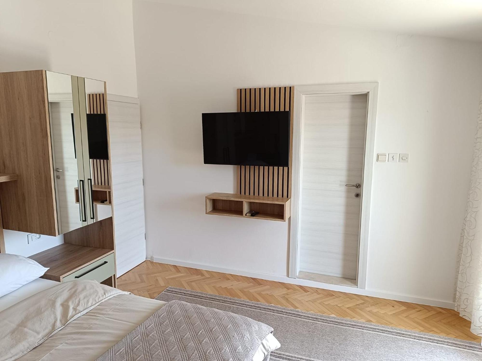 Diana Rooms And Apartments Starigrad Paklenica Exteriör bild