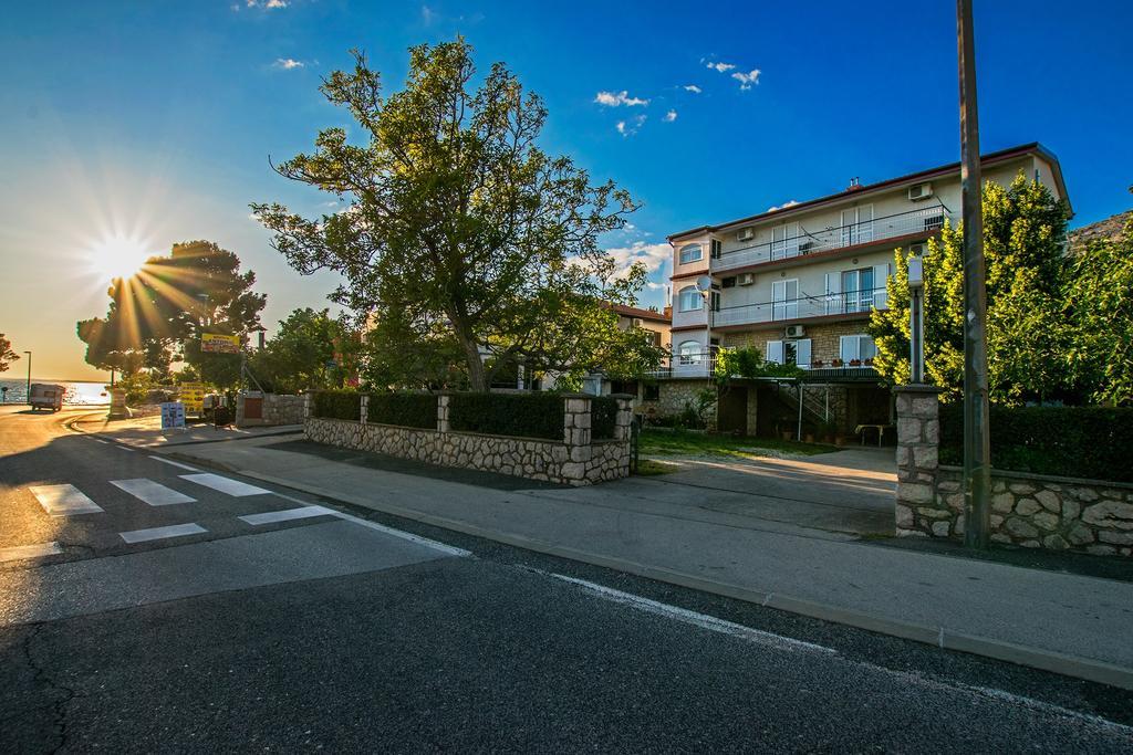 Diana Rooms And Apartments Starigrad Paklenica Exteriör bild